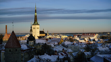 Obraz premium Panoramic view of Tallinn old town in winter, Estonia 