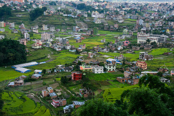 Blick auf den Stadtrand von der Hauptstadt Katmandu in Nepal von oben mit wenigen einfachen...