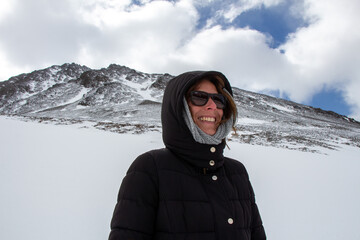 Las nevadas en las monteñas de Ushuaia son impredecibles. El viento sopla a mas de 80 km por horas...
