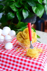 O macarrão com ovo é um prato que pode ser servido no almoço, ou jantar, garantindo uma...