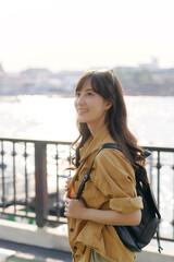 Obraz premium young Asian woman in her 30s navigating the vibrant streets of Bangkok. Let this photo inspire your own journey of discovery.