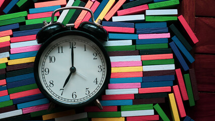 alarm o'clock showing 7 o'clock 