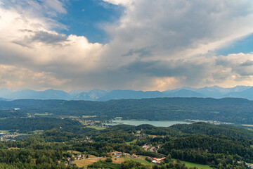 Fototapeta na wymiar Keutschacher See in Kärnten, Österreich mit Blick auf die Alpen im Süden