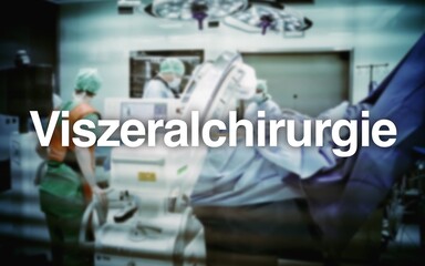 Viszeralchirurgie Schriftzug, im Hintergrund ein Operationssaal mit Chirurgen am Patienten, Geräte...