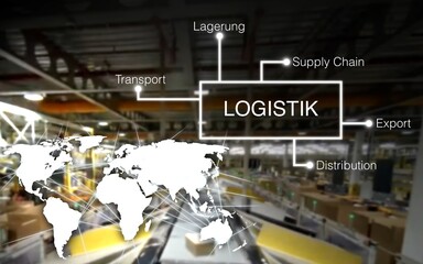 Logistik - im Hintergrund ein Logistikzentrum mit Paketen auf einem Förderband und eine Weltkarte,...