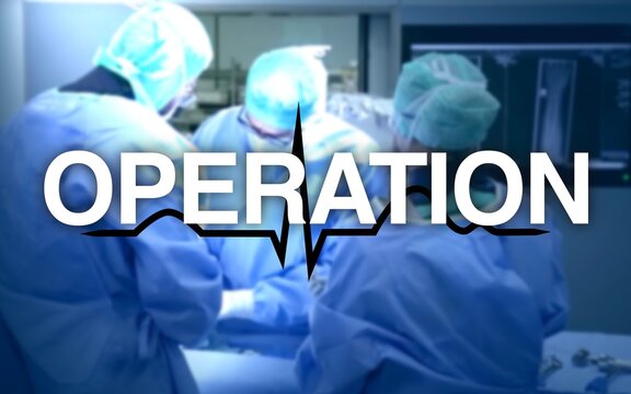  Operation Schriftzug, im Hintergrund die Herzfrequenz und ein Operationssaal mit Chirurgen am Patienten, Geräte und Lichter, Chirurgie, Behandlung, Krankenhaus, Medizin, Gesundheit