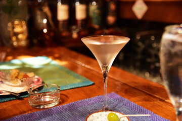 レトロなバーのカウンターとカクテルのアップ　お酒　グラス　クローズアップ