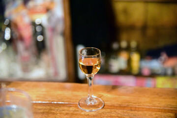 レトロなバーのカウンターとカクテルのアップ　お酒　グラス　クローズアップ