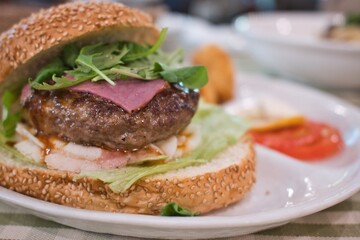ボリューム満点のハンバーガーランチ