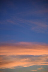 Obraz premium ドラマチックな夕焼けの空 グラデーション オレンジ 青 コントラスト 