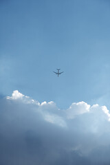 白い雲と飛行機のシルエット　青空　旅　進む　コントラスト　