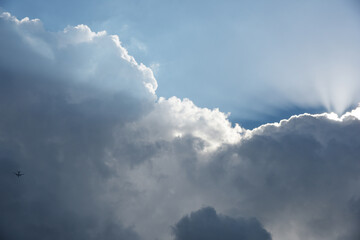 曇りから晴れる瞬間の空　雲　隙間　光　晴れる　変化　シルエット　