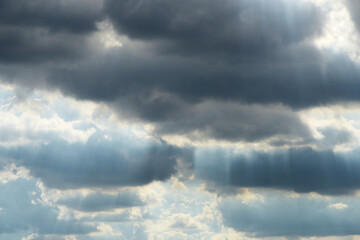 絵画のようにドラマチックな雲と青空　空　雲　光　曇り　光が差し込む　隙間　