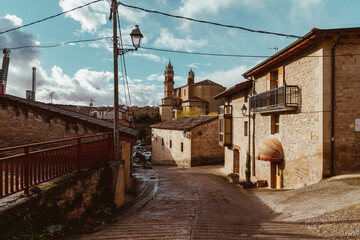 Ausblick auf die Kirche San Andres Eliza in Elciego im Baskenland in Spanien