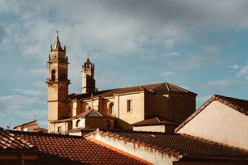 Ausblick auf die Kirche San Andres Eliza in Elciego im Baskenland in Spanien - obrazy, fototapety, plakaty