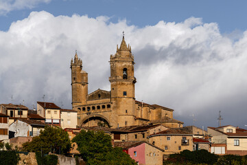 Ausblick auf die Kirche San Andres Eliza in Elciego im Baskenland in Spanien
