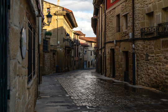 Kleine Gasse in Elciego im Baskenland in Spanien