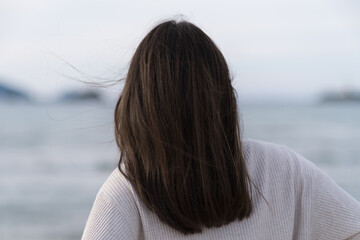 海辺のそよ風になびく女性の髪
