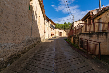 Kleine Straße den Berg hoch in Elciego im Baskenland in Spanien