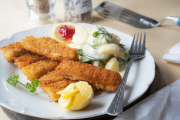 Fischstäbchen mit Kartoffel-Gurken-Salat