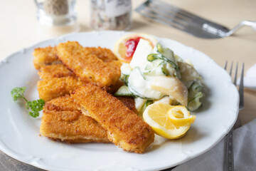 Fischstäbchen mit Kartoffel-Gurken-Salat