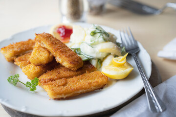 Fischstäbchen mit Kartoffel-Gurken-Salat