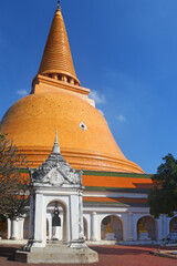 Fototapeta premium The real temple of Phra Pathom (First Sacred) Chedi, Nakhon Pathom, Thailand