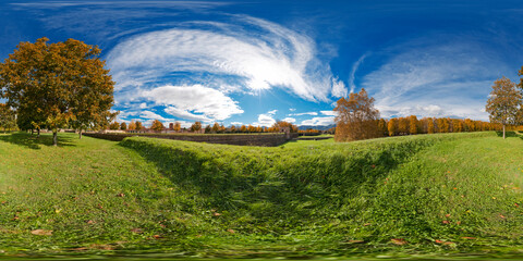 Panoramica a 360° del Baluardo Santa Croce lungo le mura di Lucca.