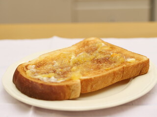 バターとジャムを塗ったトースト