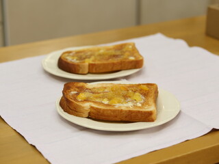 バターとジャムを塗ったトースト