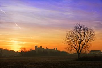 Obraz premium Alba al castello di Pavone Canavese, Piemonte, Italia