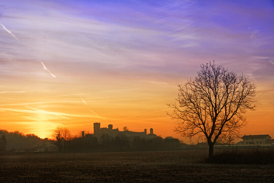 Alba al castello di Pavone Canavese, Piemonte, Italia
