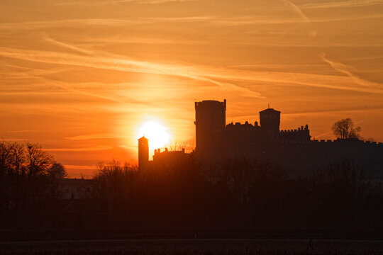 Alba al castello di Pavone Canavese, Piemonte, Italia