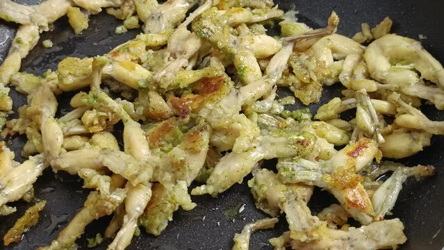 cuisses de grenouille &agrave; l'ail et persil, en cuisson dans une po&ecirc;le