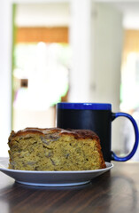 Postre de Banano acompañado de una taza de café. Espacio para texto en la parte superior.