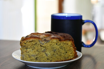 Postre de Banano acompañado de una taza de café.
