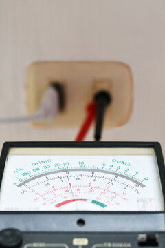 Mult&iacute;metro Anal&oacute;gico usado para medir corriente alterna 120 voltios en una casa.