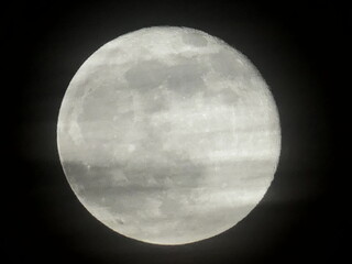 La Pleine lune avec un peu de brouillard