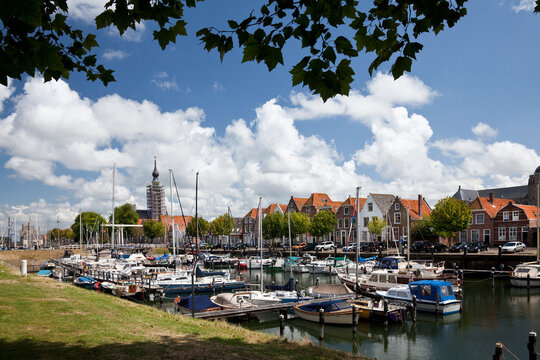 Overzicht van de jachthaven van Veere in Zeeland met op de achtergrond de kerktoren