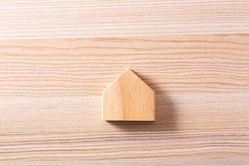 木の板の上に置かれた木製の家