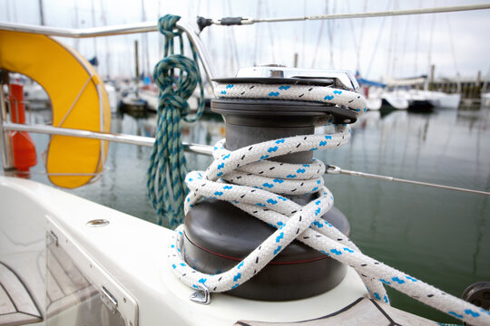 Close up van touw om een lier op een zeilboot in de haven.