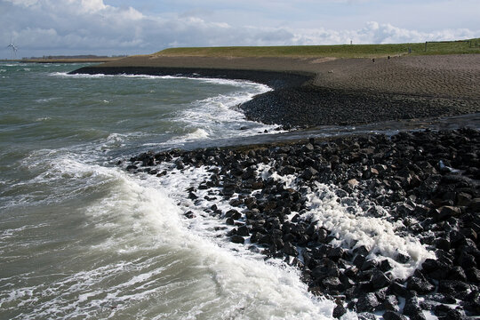 De zeewering aan de kust van de Oosterschelde zorgt voor bescherming tegen het zeewater bij hoog water en storm en maakt onderdeel uit van de Deltawerken in Nederland 