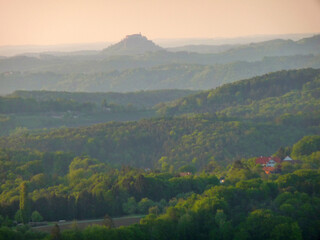 Die ersten Sonnenstrahlen über dem steirischen Hügelland mit der Riegersburg im Hintergrund.