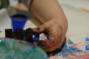 Main enfant dans la peinture. Garçon jeune jouant à la peinture, doigt et main sales, loisirs créatifs, Peindre avec des enfants.