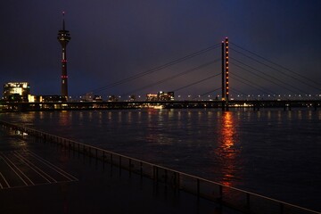 Panorama von Düsseldorf mit Blick auf den Fernsehturm bei Nacht