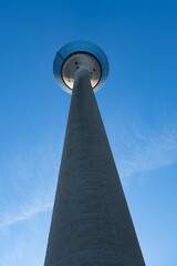 Blick auf den Rheinturm in D&uuml;sseldorf