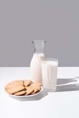 Vaso de leche y botella llena de leche. Desayuno con galletas de canela	