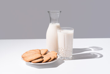 Vaso de leche y botella llena de leche. Desayuno con galletas de canela	