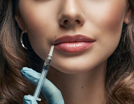 Une femme re&ccedil;oit des injections de beaut&eacute;. Femme recevant un traitement &agrave; l'acide hyaluronique. Beaut&eacute; des soins de la peau du visage sain, cosm&eacute;tiques de soins de la peau, concept de cosm&eacute;tologie