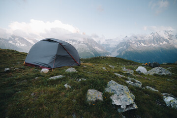 Camping pod Lac de Cheserys z widokiem na masyw Mount Blanc, Francuskie Alpy